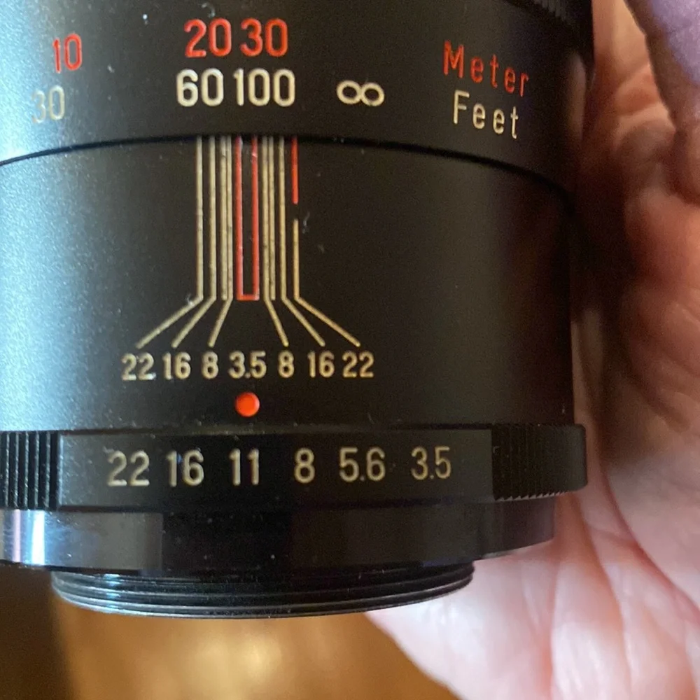 Lens Vivitar telephoto auto No. 2815600 200mm, with lens covers and case